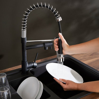 Personne qui utilise haut robinet arrondi sur une assiette