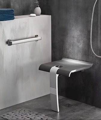 Une douche équipée d'un siège et de barre d'appui