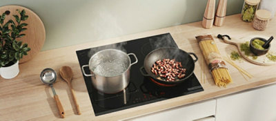 Une plaque de cuisson à induction en fonctionnement