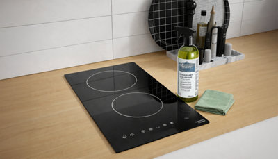 Nettoyant ménager à côté d'une plaque vitrocéramique