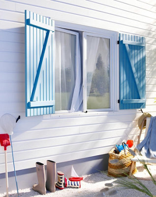 De magnifiques volets peints sur une maison de bord de mer