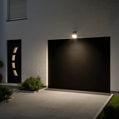 Plusieurs photos de projecteurs solaires devant l'entrée ou le garage d'une maison