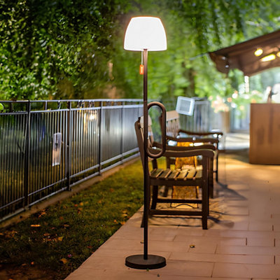 Un lampadaire solaire sur une terrasse