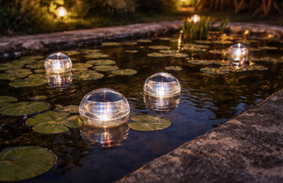 Lampes flottantes dans une fontaine