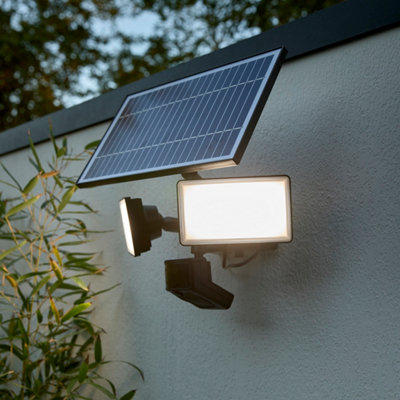 Projecteur solaire sur un mur