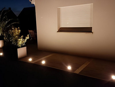 Spots encastrés solaires sur une terrasse en bois