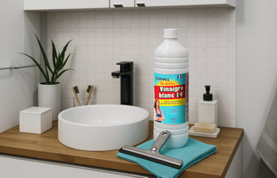Une bouteille de vinaigre blanc dans une salle de douche