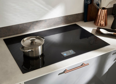 Zoom sur une plaque de cuisson dans une cuisine