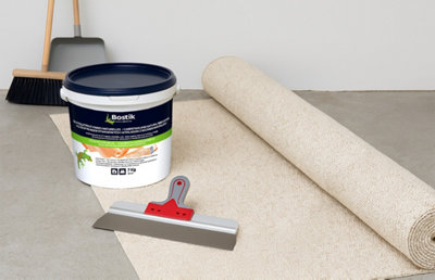 Illustration d'un chantier de moquette avec un pot de colle et des outils