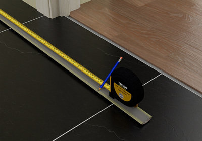 repérage avec mètre et crayon sur barre de seuil pour coupe