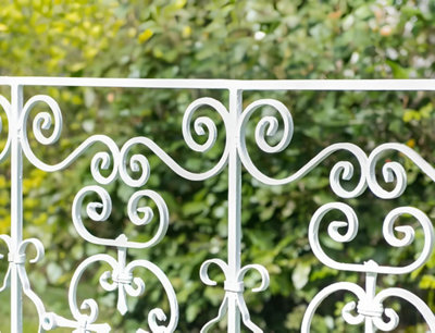 Une balustrade en fer peint en blanc