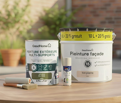 Pots de peinture et bombe aérosol sur une table de jardin