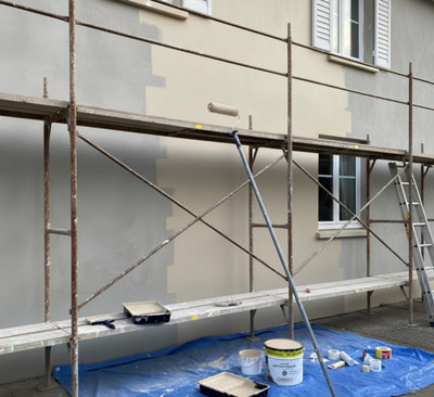 Un échafaudage en place pour repeindre une façade de maison