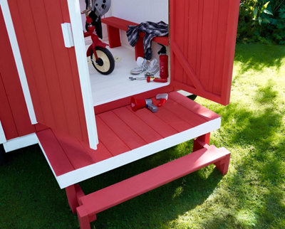 Un abri de jardin et son escalier repeint pour conserver son éclat