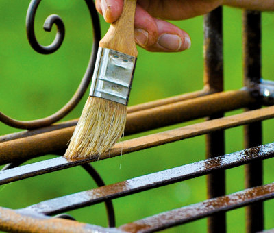Application d'une peinture antorouille sur des éléments de jardin en fer