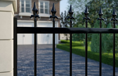 Grille d'un portail de maison rénovée