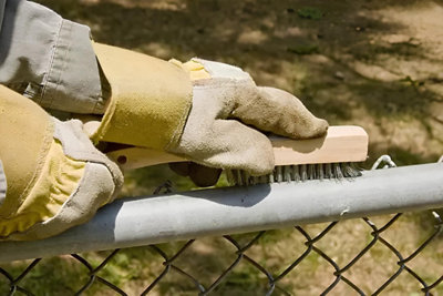Brossage d'un support de grillage en fer avant de l'entretenir