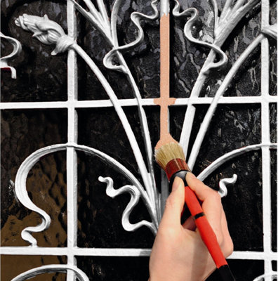 Passage d'une coupche de primaire sur une grille en fer avant peinture