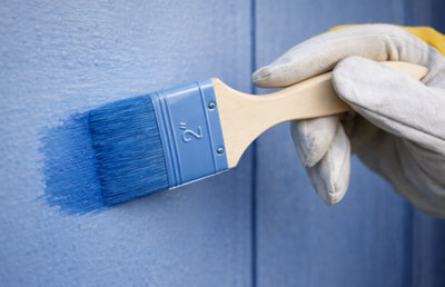 Deuxième couche de peinture sur un portail extérieur