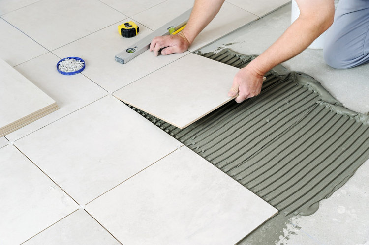 Installation de carrelage en cours