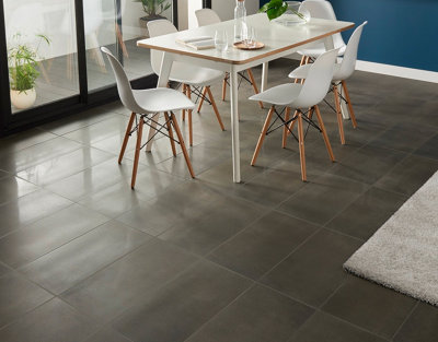 Carrelage effet métal dans une salle à manger