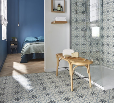 Carrelage à motif au sol et dans la douche