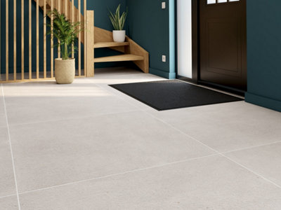 Carrelage XXL dans une entrée de maison