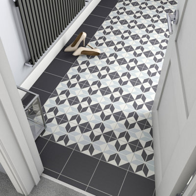 Couloir avec un carrelage à petits carreaux