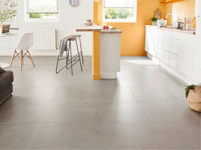 Cuisine avec du carrelage gris