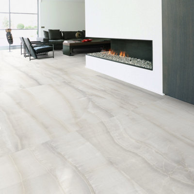 Salon très design avec un carrelage très clair