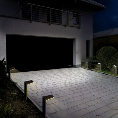Photo d'un allée de garage éclairée par des bornes extérieures