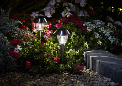 Image de balises solaires extérieures au bord d'un massif de fleurs