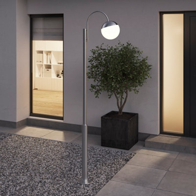 Image d'un lampadaire extérieur très moderne devant une maison