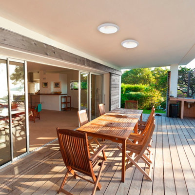 Image d'une terrasse couverte avec 2 plafonniers au dessus d'une table de jardin