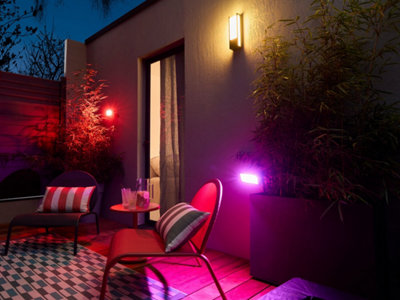 Photo d'une terrasse avec des luminaires de couleurs différents pour l'ambiance