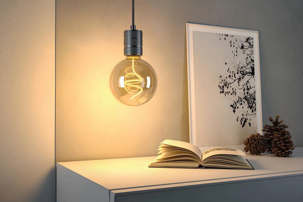 Une belle ampoule LED décorative au dessus d'une commode