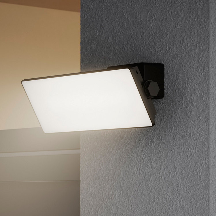 Projecteur LED sur un mur extérieur