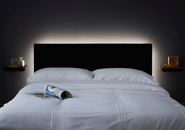 Un lit entouré de bandeaux LED