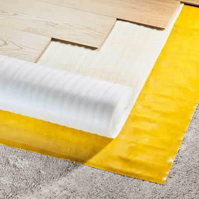 une sous-couche posée par-dessus un film pare-vapeur sous un parquet