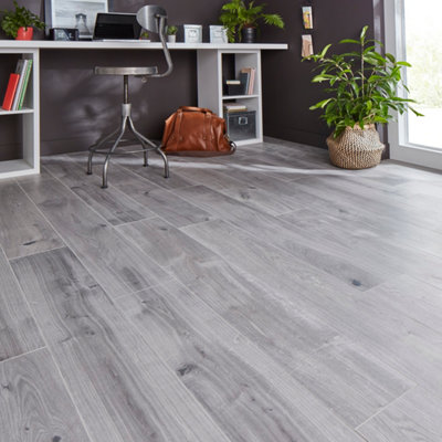 Dans un bureau, un stratifié gris
