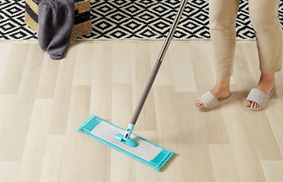 Passage d'un balai de lavage sur un stratifié