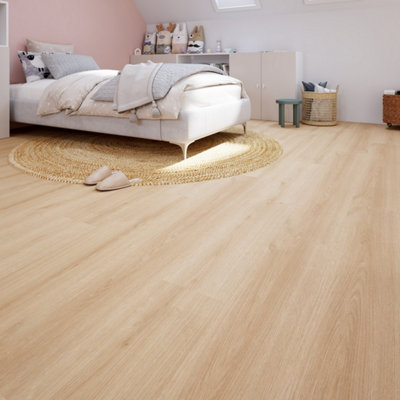 Une chambre équipée d'un stratifié naturel clair