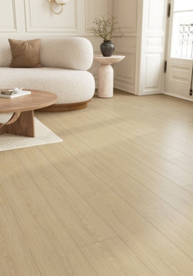 Beau stratifié naturel clair dans un salon