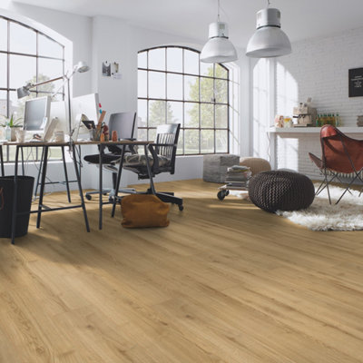 Stratifié clair dans une pièce type loft