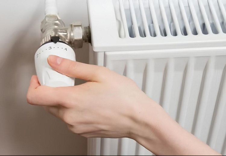 Un robinet thermostatique sur un radiateur de chauffage central