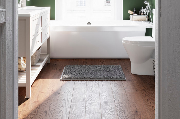 Un parquet massif en bois exotique dans une salle de bains