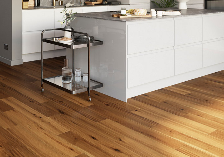 Un parquet contrecollé en bois exotique dans une cuisine ouverte sur le salon