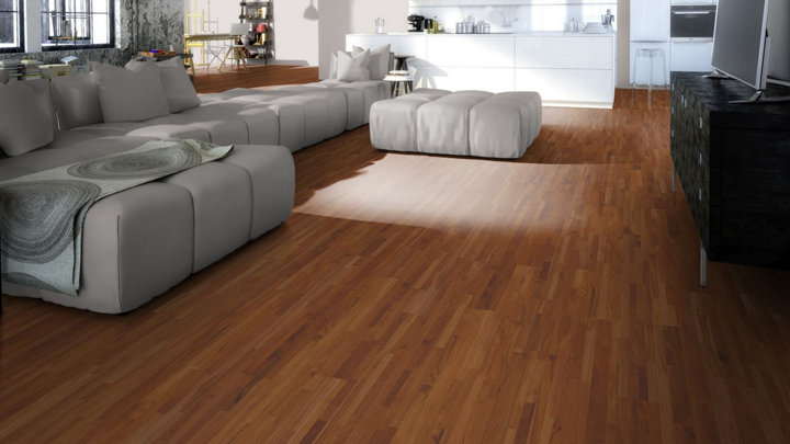 Image d'un parquet en bois exotique tirant sur le rouge dans une salle de séjour