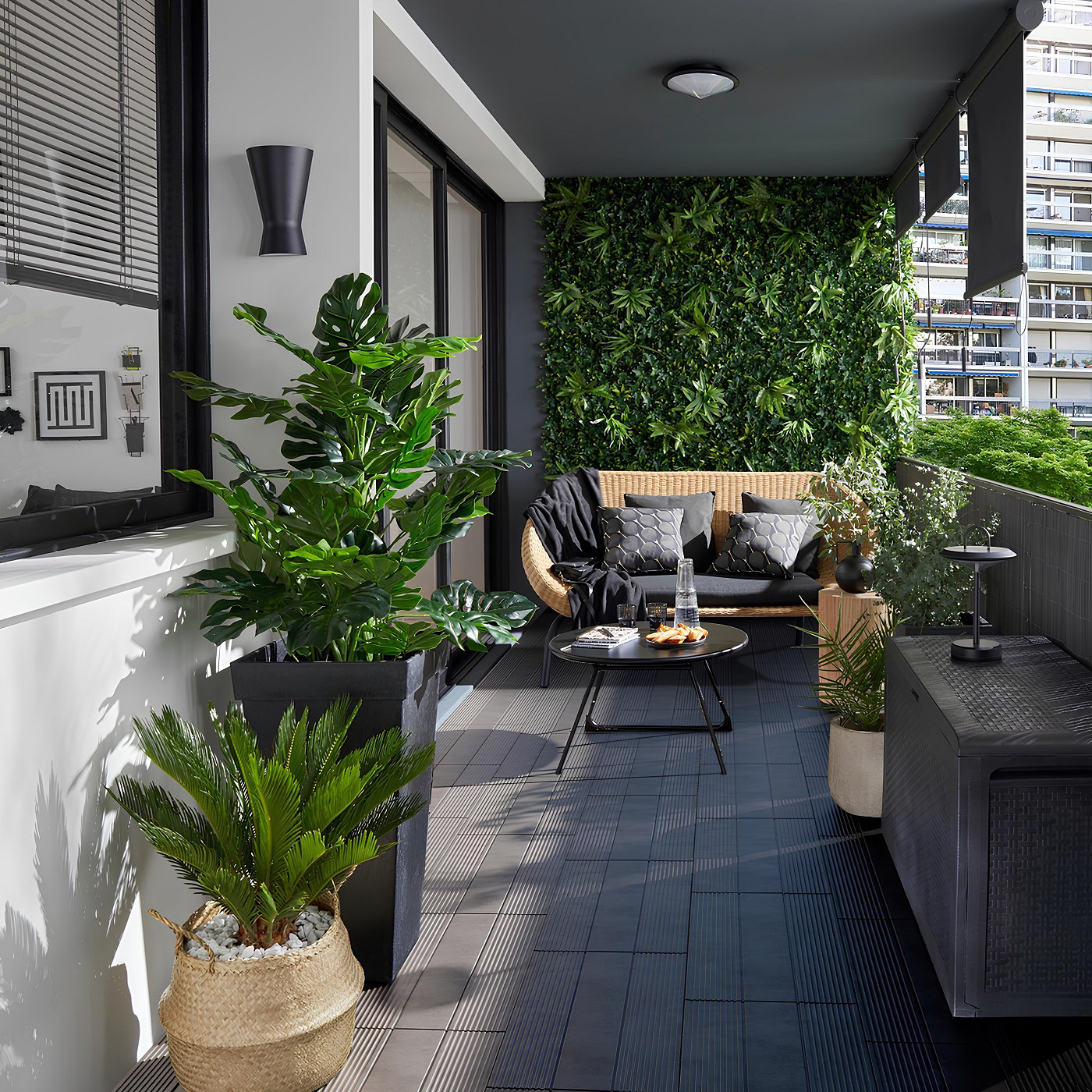 Balcon ton noir bois avec des plantes