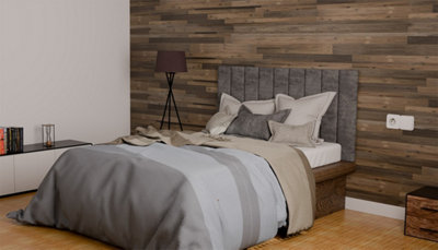 Chambre avec grand lit couleur gris devant un mur en lambris bois foncé